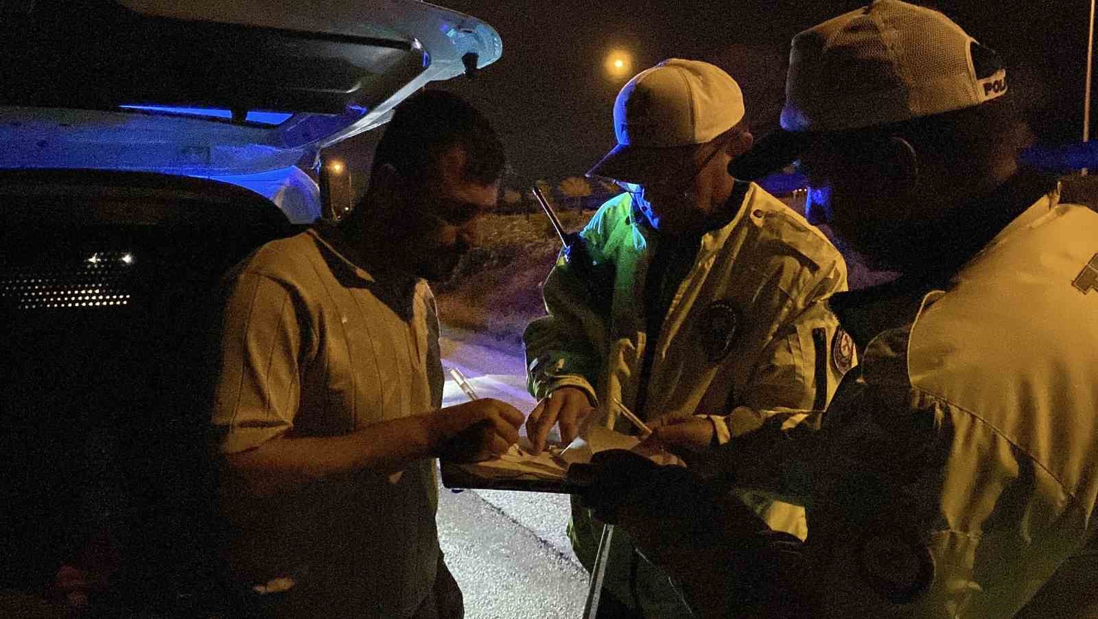 Konya’da polislerden 50 kilometre kaçan alkollü sürücü:  Gören duyan olmasın, rezil olmayalım 
?v=1
