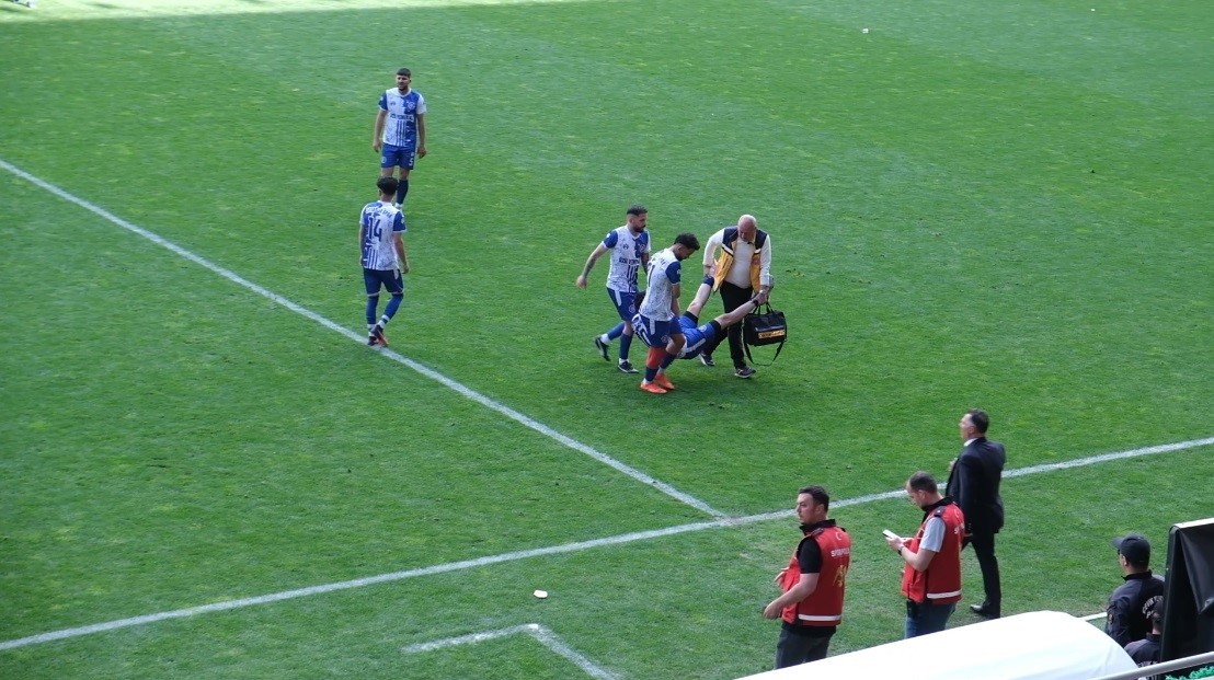 Sedye olmayınca sakatlanan futbolcu karga tulumba saha kenarına taşındı
?v=1