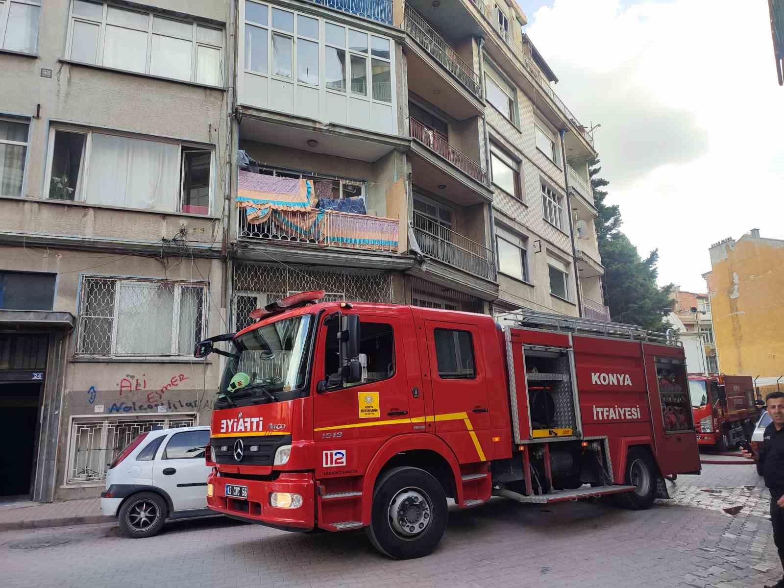 Konya’da boş apartmanda yangın paniği
