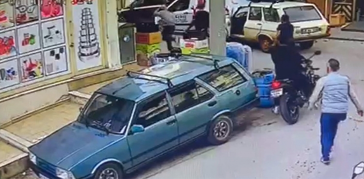 Çaldığı araç ile kaza yaptı, kaçmaya çalışırken vatandaşlara yakalandı