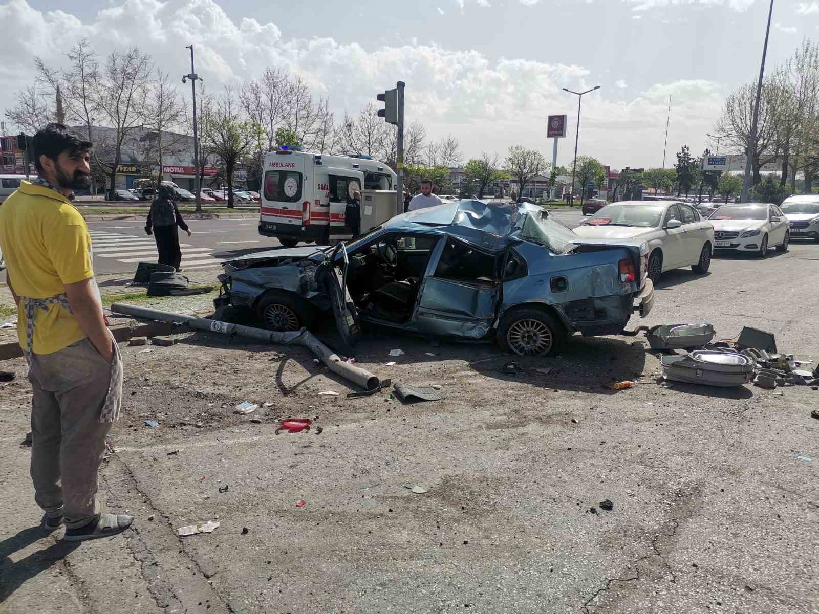 Kamyonet ile otomobil çarpıştı
