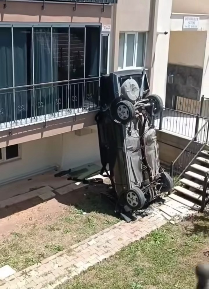 Kadın aday sürücü apartmanın bahçesine uçtu
?v=1
