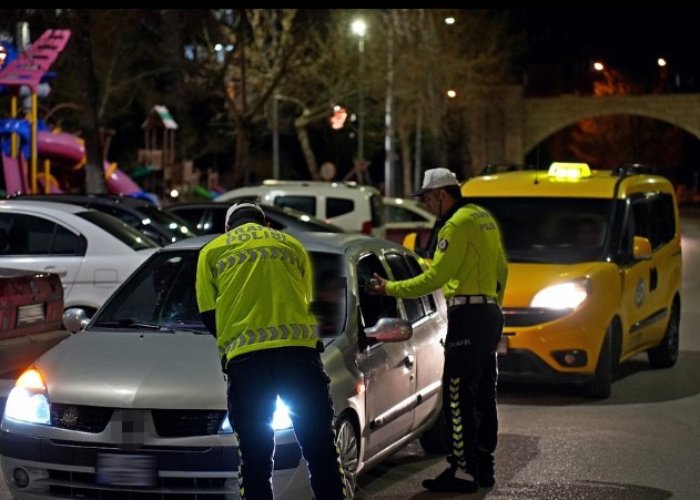 Isparta’da asayiş ve trafik uygulamasında 14 sürücüye ceza kesildi
?v=1