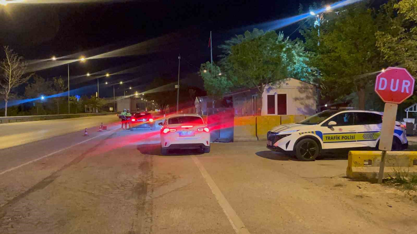 Uygulama noktasından kaçmaya çalışan aracın çarptığı polis yaralandı
?v=1