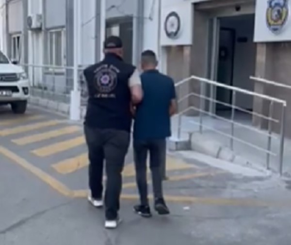 Biri kırmızı bültenle aranan 2 cinayet firarisi İzmir’de yakalandı
?v=1