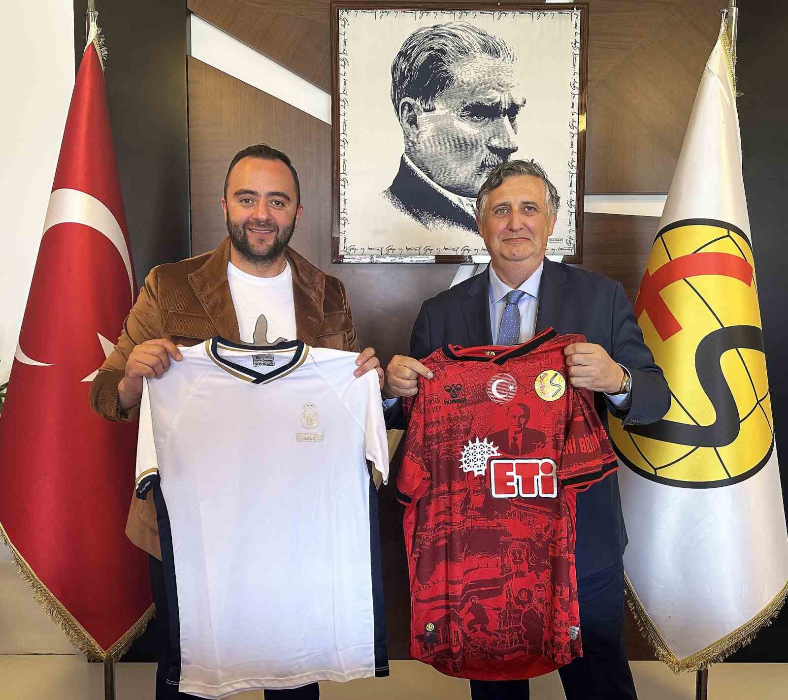 Real Madrid Vakfı’ndan Eskişehirspor’a ziyaret
?v=1