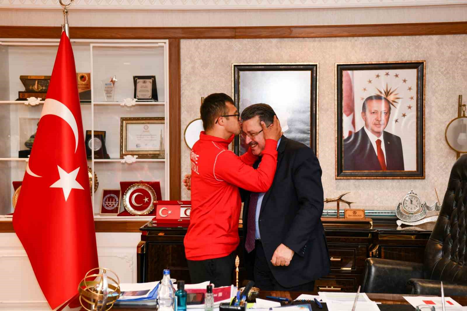 Başkan Genç’ten down sendromlu milli sporculara destek
?v=1