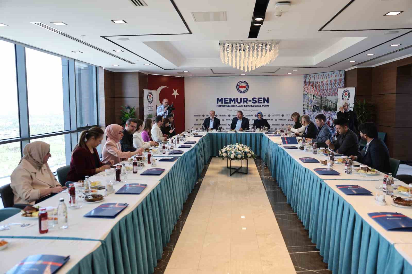 Memur-Sen Genel Başkanı Yalçın:  Memurlar için vergi yüzde 15 olarak sabitlenmeli, 3 çocuk olduğunda 10 puan aşağı çekilmeli 
?v=1