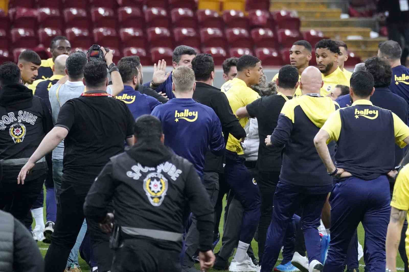 Olaylı Galatasaray - Fenerbahçe derbisine ilişkin davada Oosterwolde hakkında zorla getirme kararı
?v=1