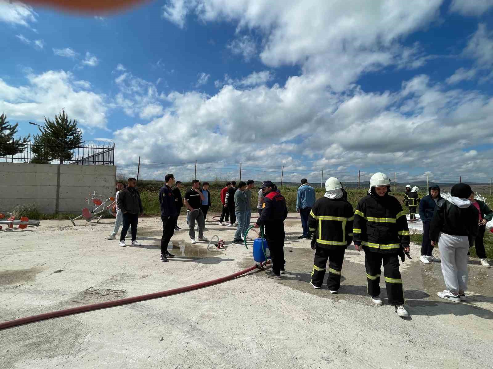 İtfaiye ekiplerinden üniversite öğrencilerine uygulamalı eğitim
?v=1