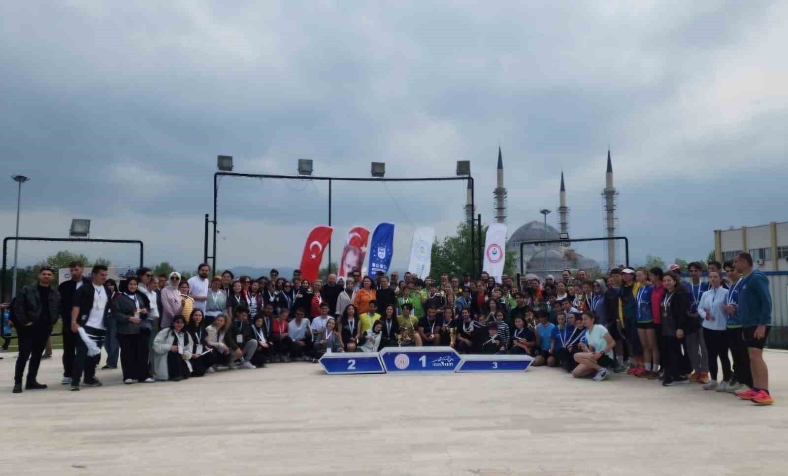 BUÜ’de  Aileler Yarışıyor  temalı oryantiring bayrak yarışı
?v=1
