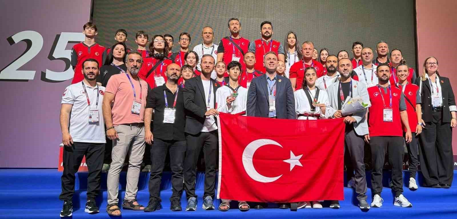 Tekmeleriyle dünyayı fethettiler
?v=1