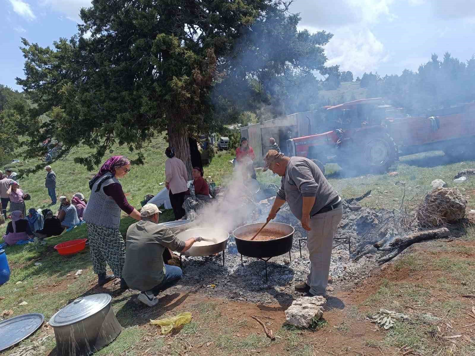 Kurban kesip yağmur için dua ettiler
?v=1
