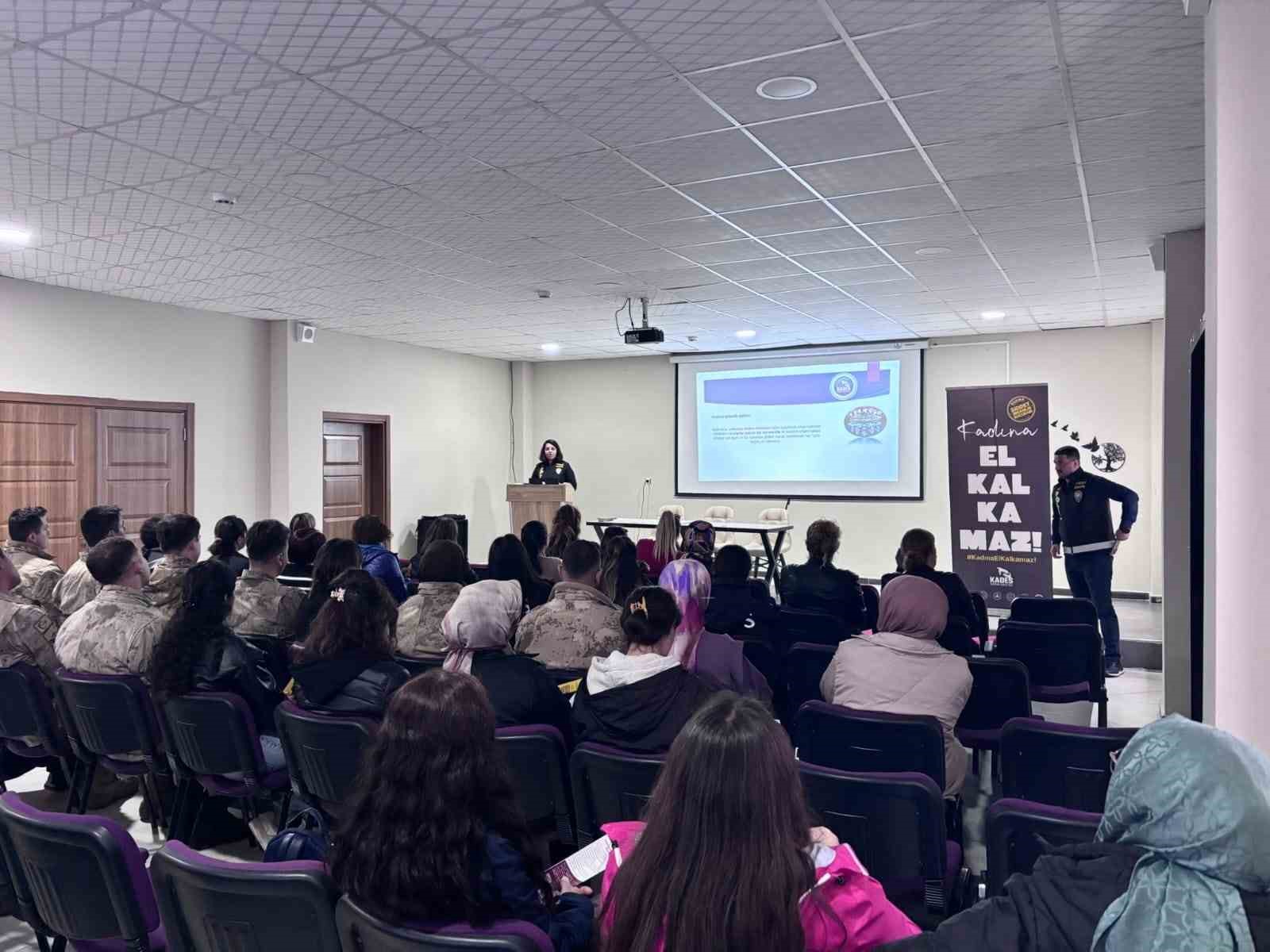Pülümür’de ‘Aile İçi ve Kadına Karşı Şiddetle Mücadele’ semineri
?v=1