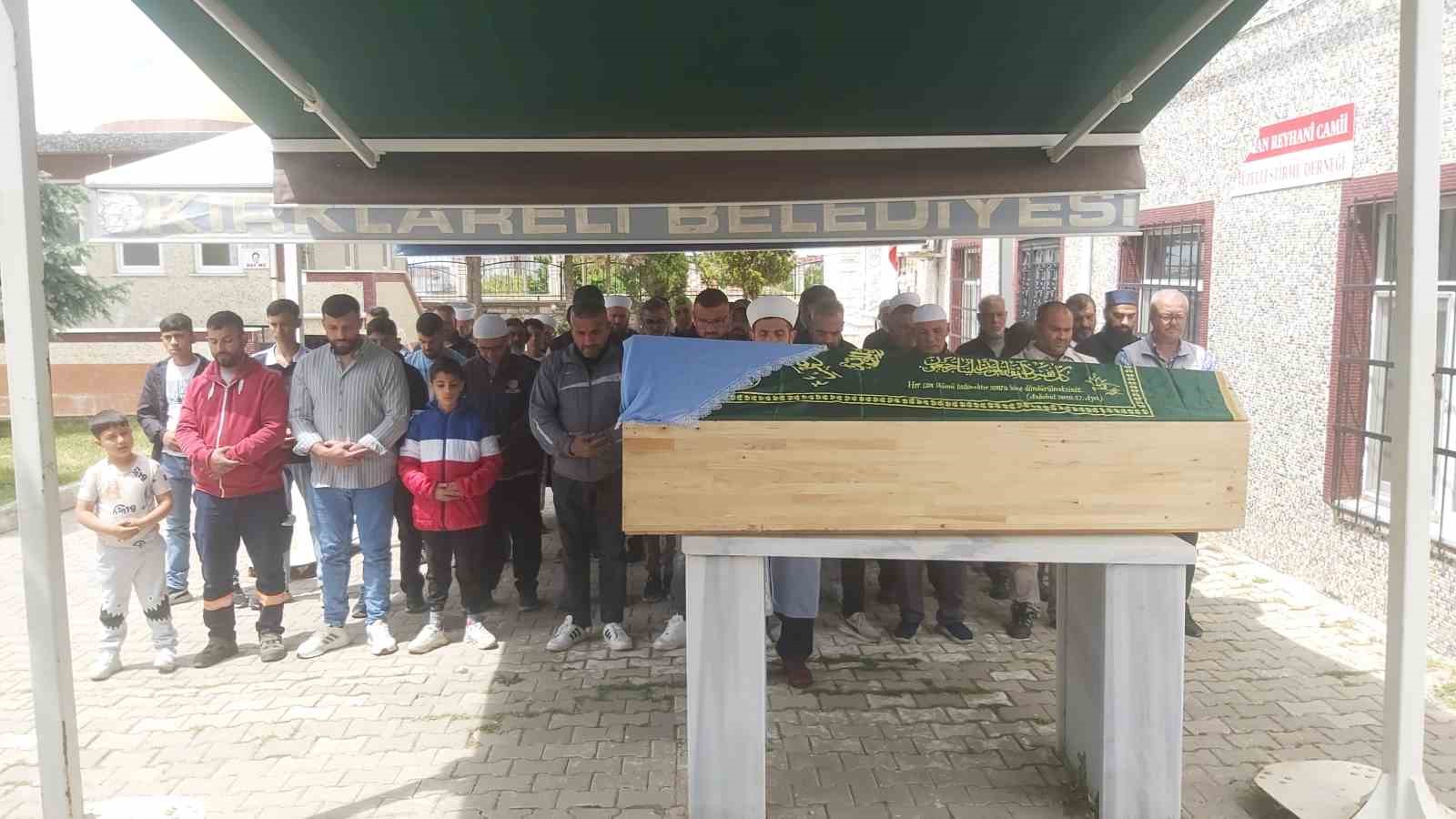 Dehşet zincirinde öldürülen kadın toprağa verildi
?v=1