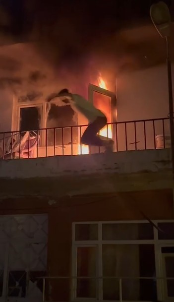 Daire alevlere teslim oldu: Balkondan atlayarak kurtuldu
?v=1