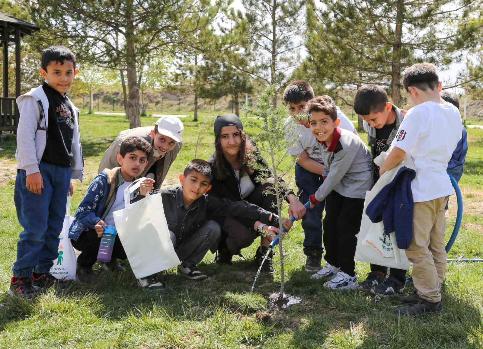 İlkokul öğrencileri iklim değişikliğine dikkat çekmek için fidan dikti
?v=1