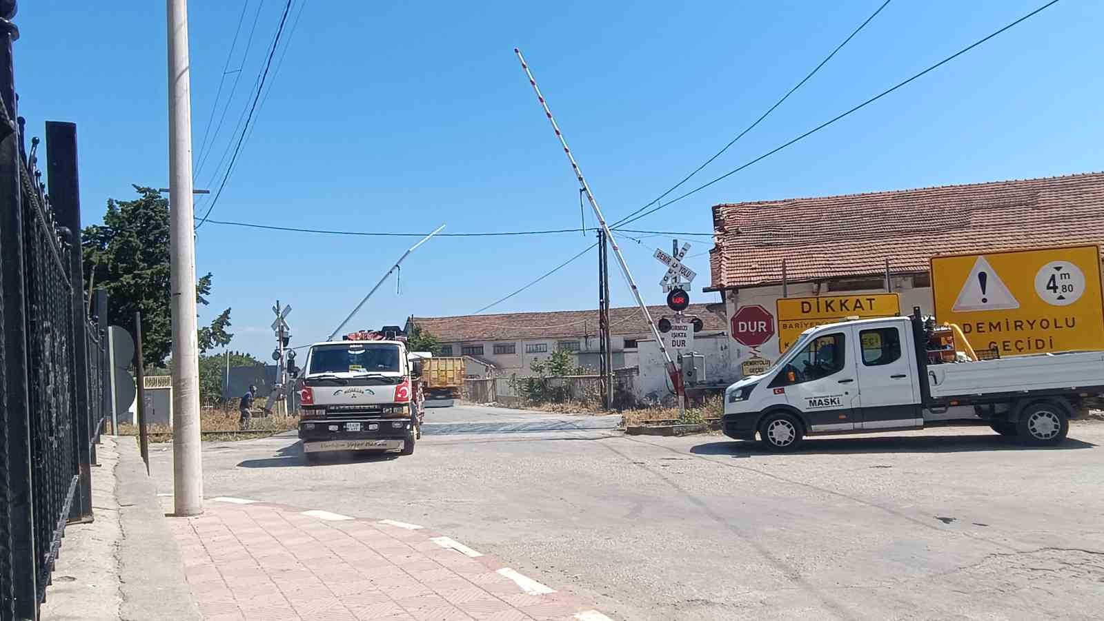 Hemzemin geçitteki arızaya müdahale yöntemi şaşırttı
?v=1