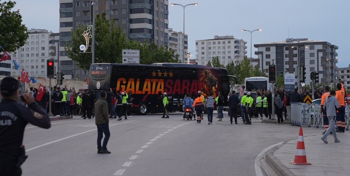 Galatasaray ve Trabzonspor kafileleri Gaziantep Stadyumu’nda
?v=1