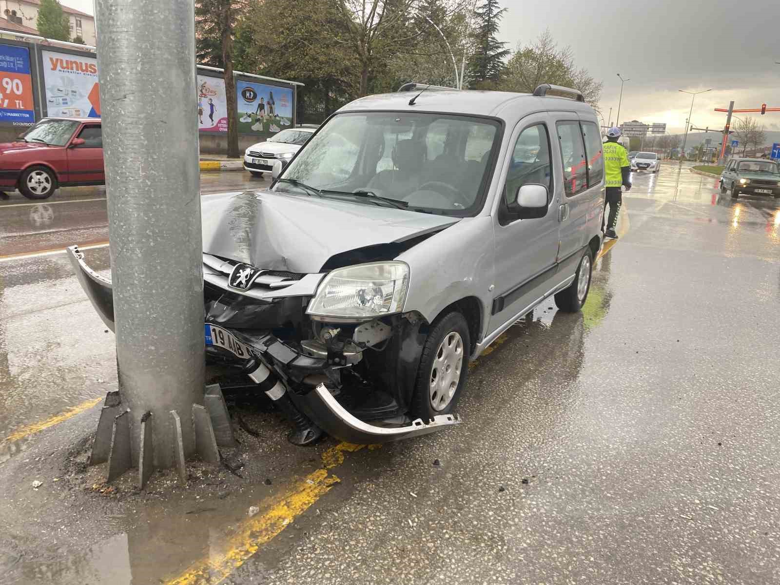 Hafif ticari araç direğe çarptı: 2 yaralı
?v=1