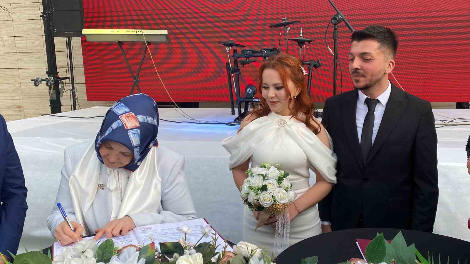 Devlet desteğiyle evlendiler, nikah şahitleri Bakan Yardımcısı Yenigün oldu
?v=1