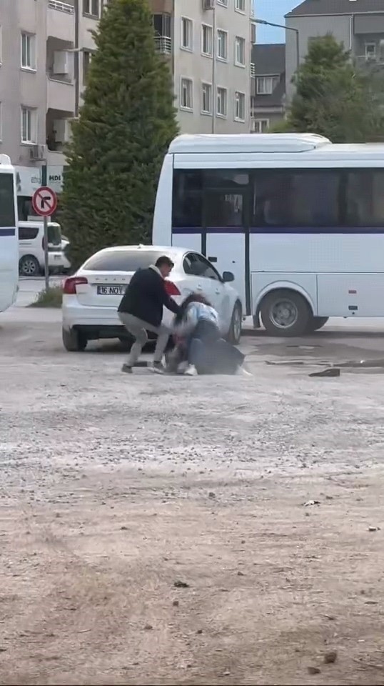 Bursa’da iki genç kızın kavgası kamerada
?v=1