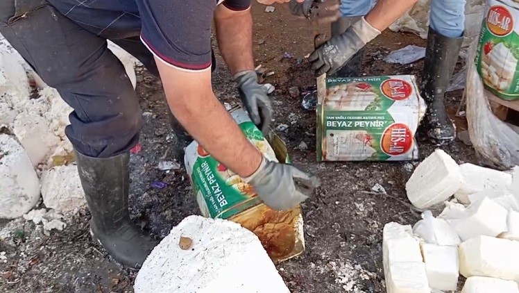Gıda teröristleri tonlarca bozuk peyniri vatandaşa yedirecekti
?v=1