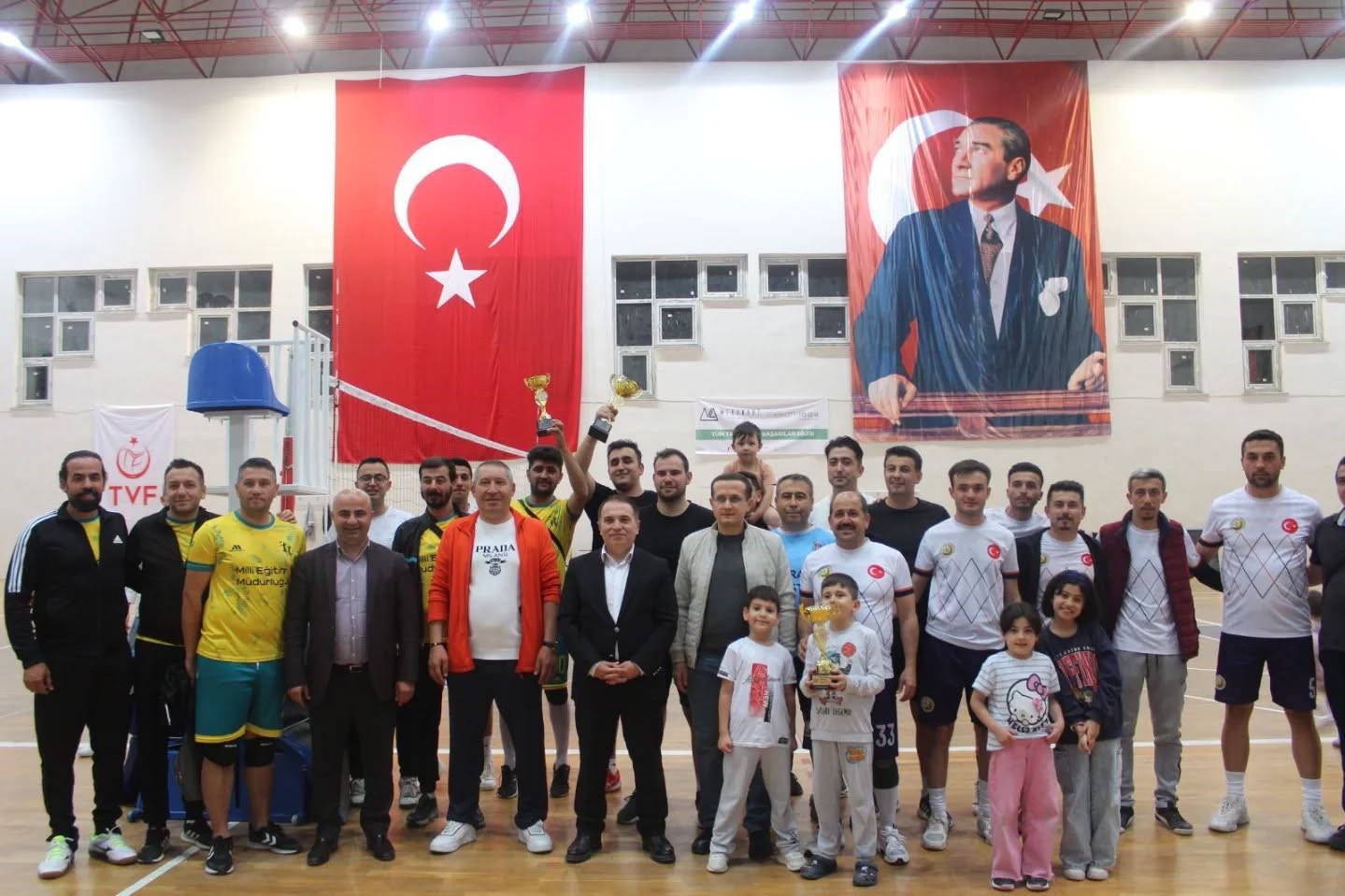 Kaymakam Duru  Kurumlar Arası Voleybol Turnuvası  finaline katıldı
?v=1