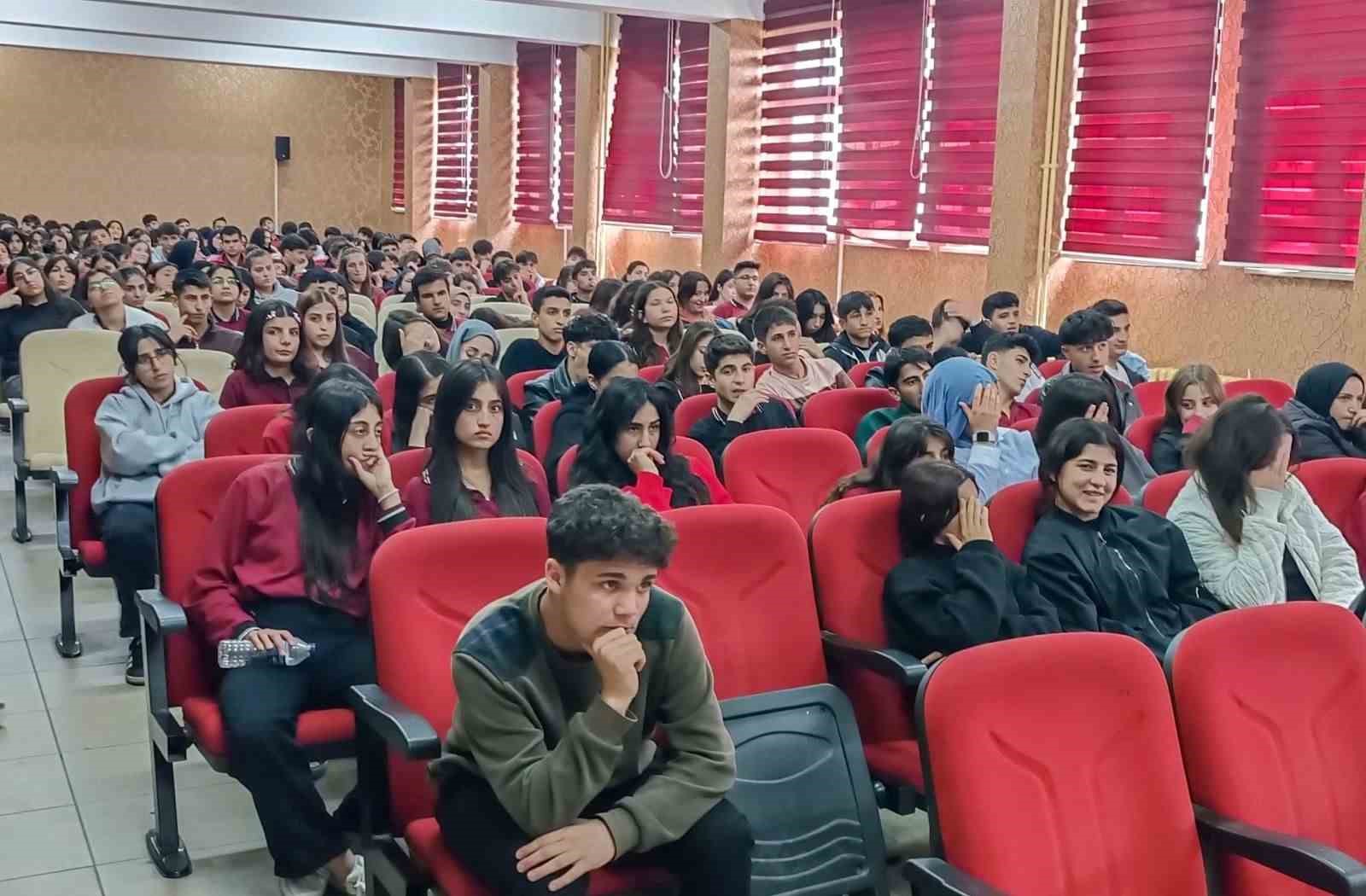 Van Büyükşehir Belediyesi öğrencileri sokak hayvanları hakkında bilgilendirdi
?v=1