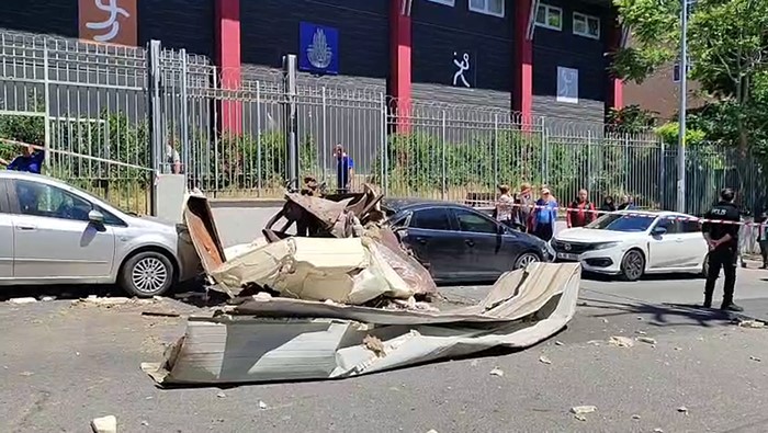 Bağcılar’da bir iş yerinde bulunan buhar kazanı patladı. Olayda 1 kişi yaralanırken, 2 otomobil zarar gördü. Olay yerine çok sayıda itfaiye ve sağlık ekipleri sevk edilirken, ekiplerin müdahalesi devam ediyor.
?v=1