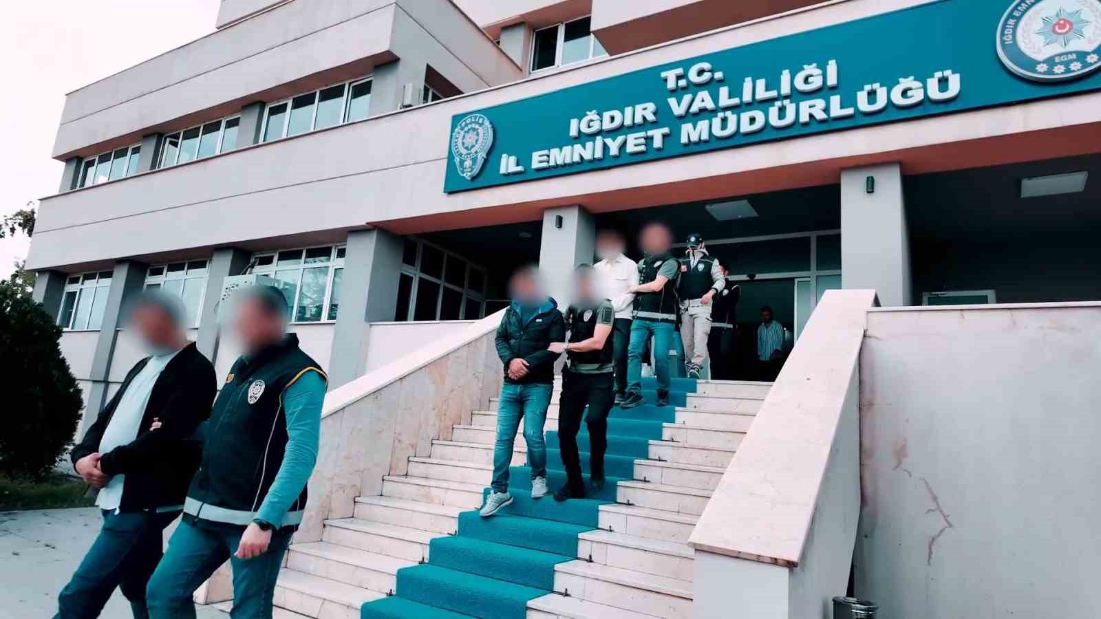 Iğdır ve Ağrı’da kaçak göçmenlere sahte belge düzenleyen şüphelilere operasyon: 2 tutuklama
?v=1