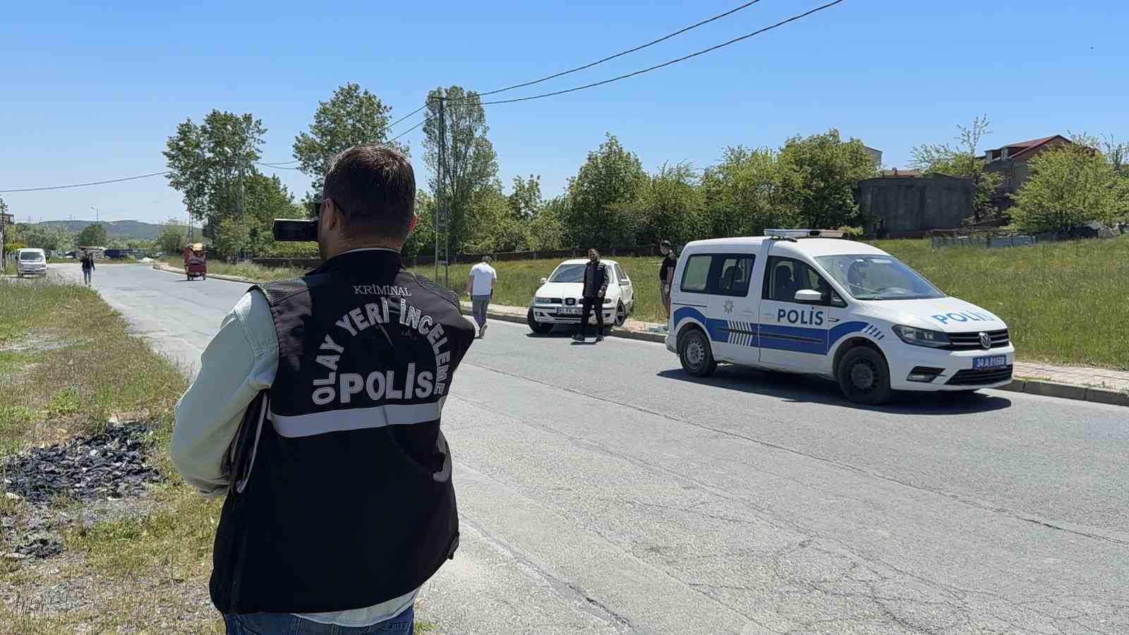 Arnavutköy’de alacaklı oldukları kişinin önünü kesip kurşun yağdırdılar
?v=1