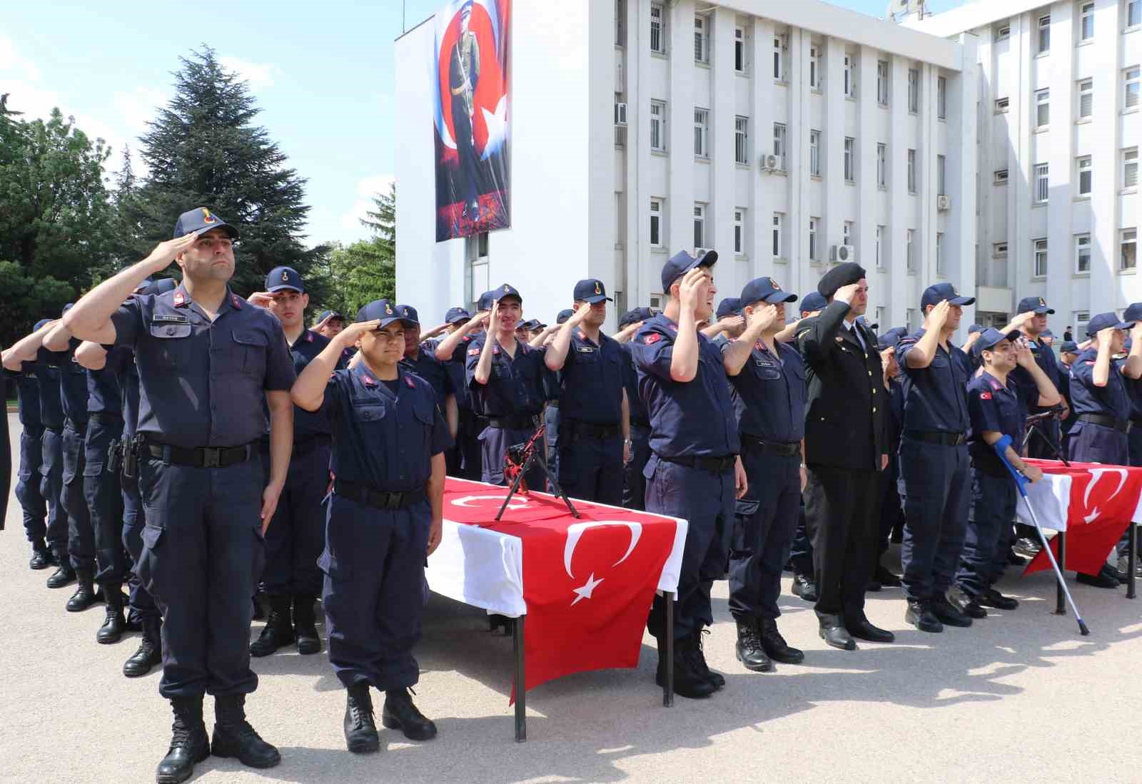 Ankara’da 52 özel gereksinimli genç ettikleri yeminle bir günlüğüne asker oldu
?v=1
