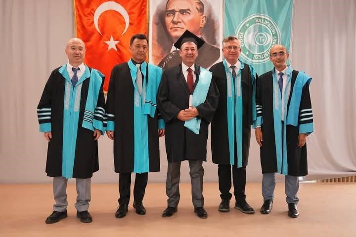 60 yaşında üniversite diploması sahibi oldu
?v=1