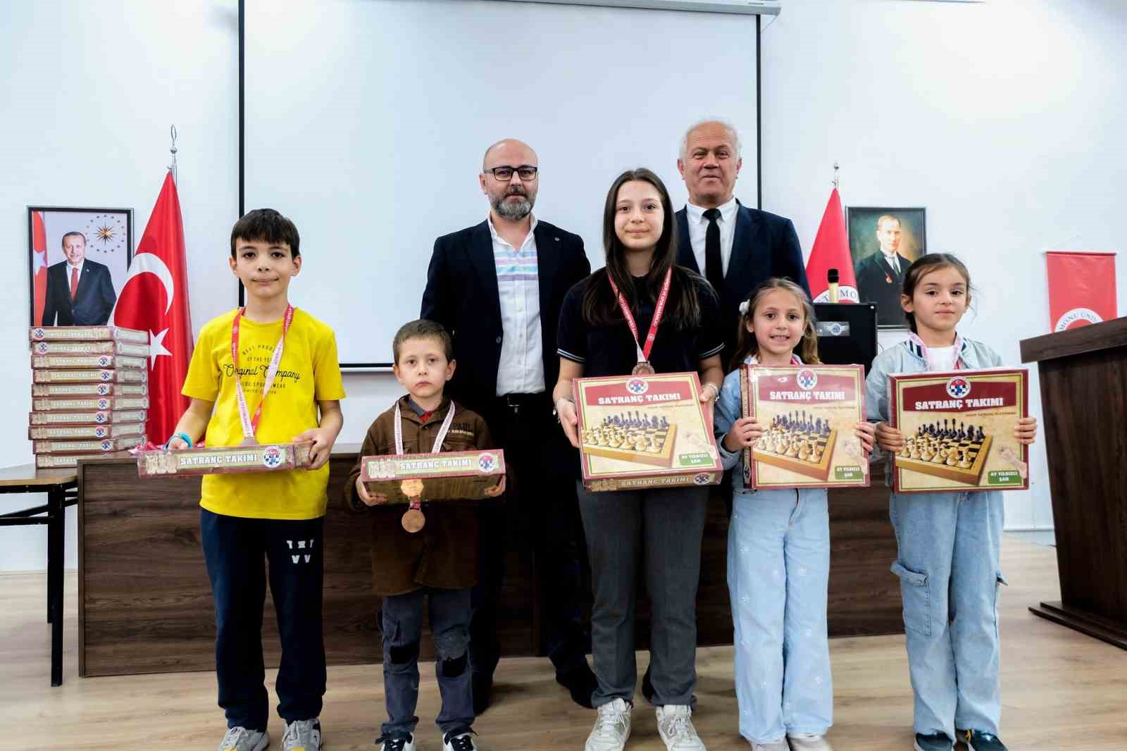 Kastamonu’da düzenlenen satranç turnuvasında gençler kıyasıya yarıştı
?v=1