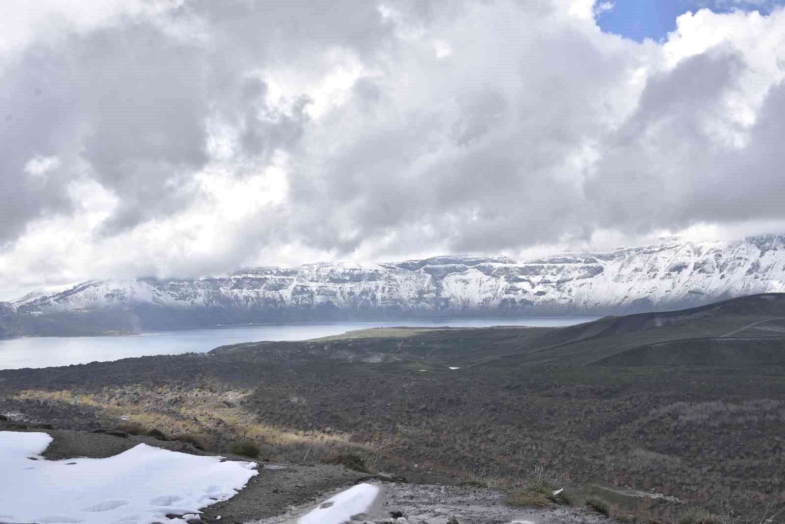 Bitlis’te yüksek kesimlere kar yağdı
?v=1
