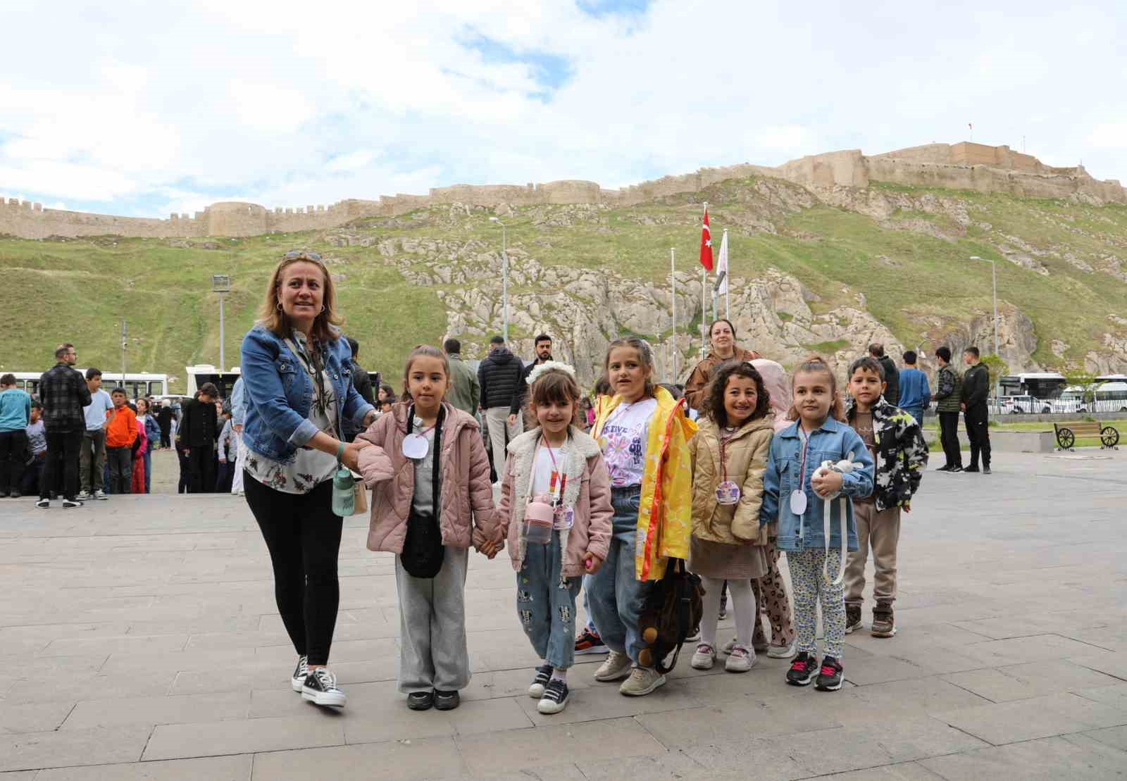 Van Büyükşehir Belediyesinden öğrencilere müze gezisi
?v=1