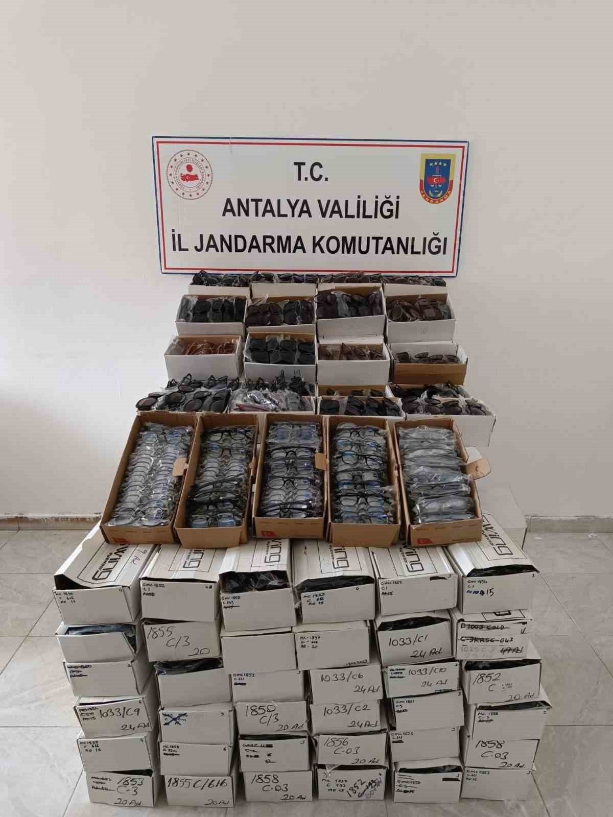 Gazipaşa’da araçta 3 bin kaçak gözlük ele geçirildi
?v=1