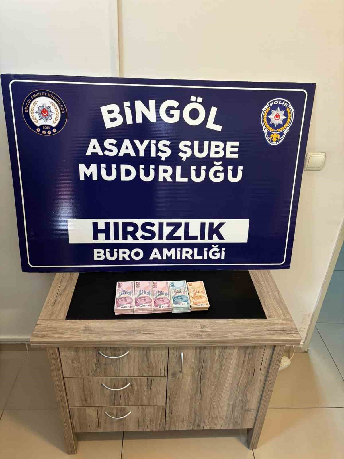 Bingöl’de bankta unutulan telefonu alan şüpheli yakalandı
?v=1