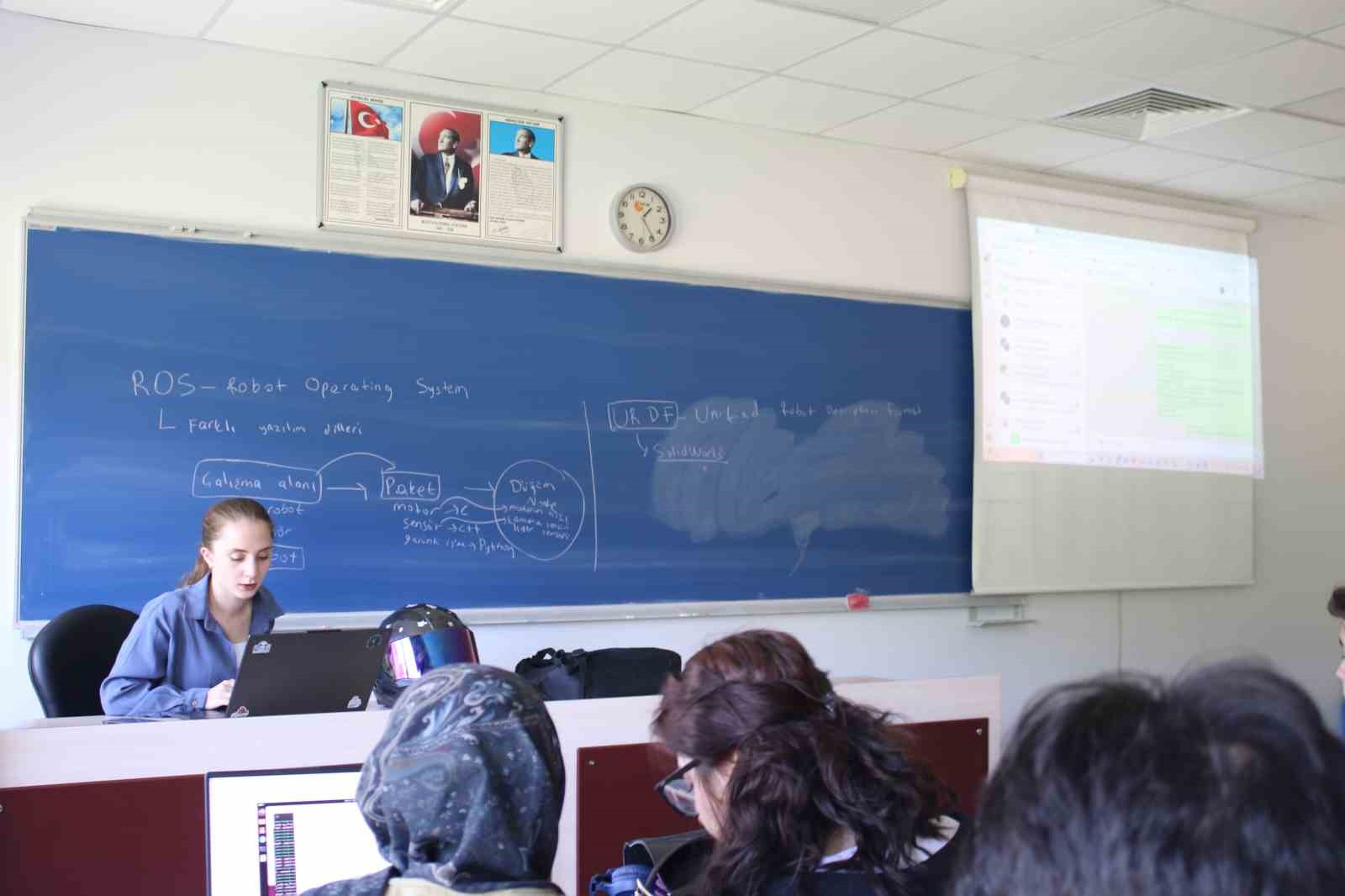 Sakarya Üniversitesi’nde ‘Uygulamalarla Robotikte Yapay Zeka’ etkinliği
?v=1
