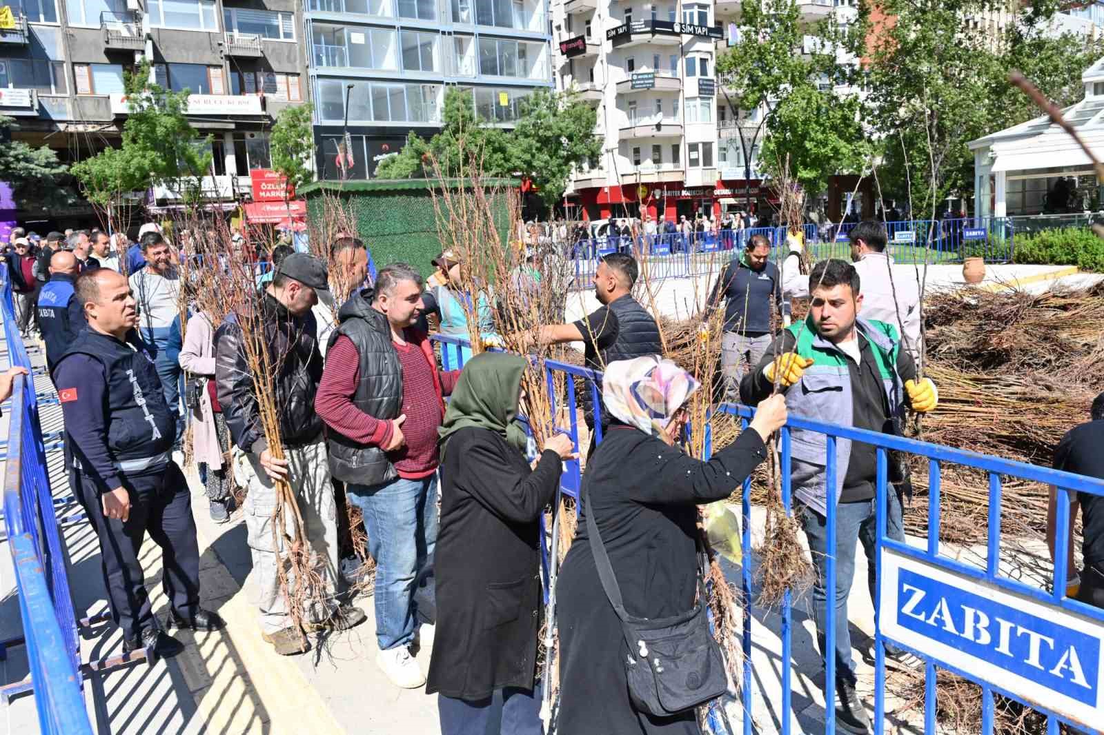 Isparta Belediyesi 15 bin adet meyve fidanı dağıttı
?v=1
