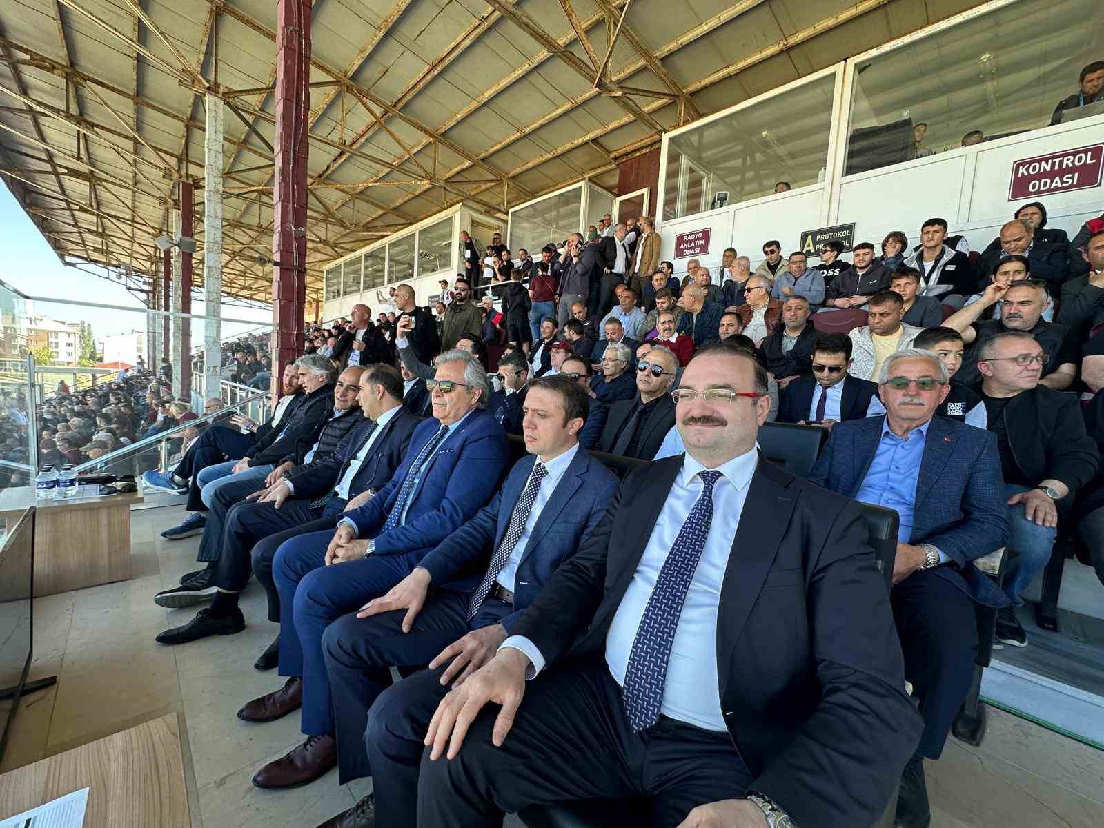 Rektör Hacımüftüoğlu, Erzurumspor’u yalnız bırakmadı
?v=1