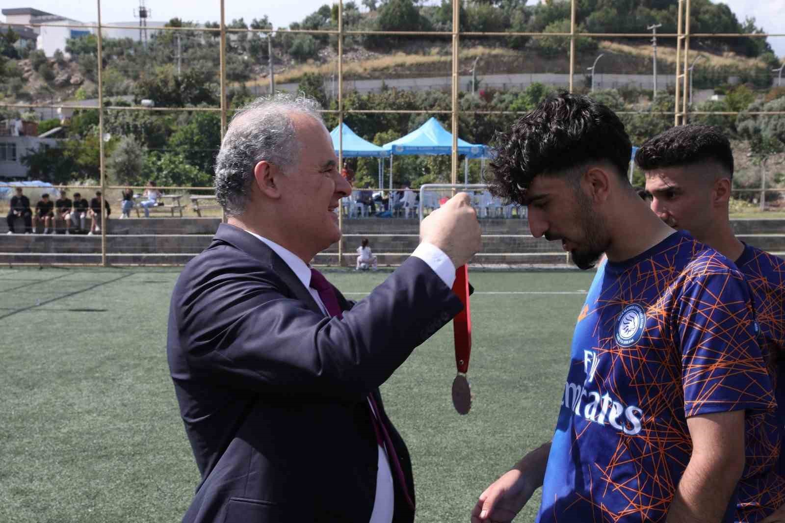 ALKÜ 10. yıl futbol turnuvası sona erdi
?v=1