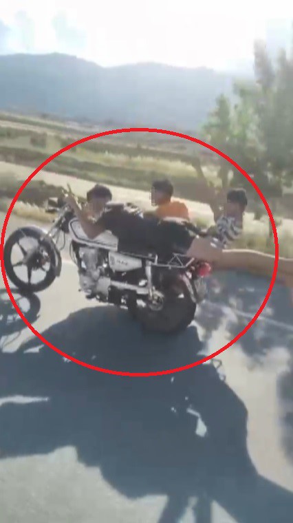 Motosikleti üzerine yatarak sürdü, yanındaki 2 kişinin de canını hiçe saydı
?v=1
