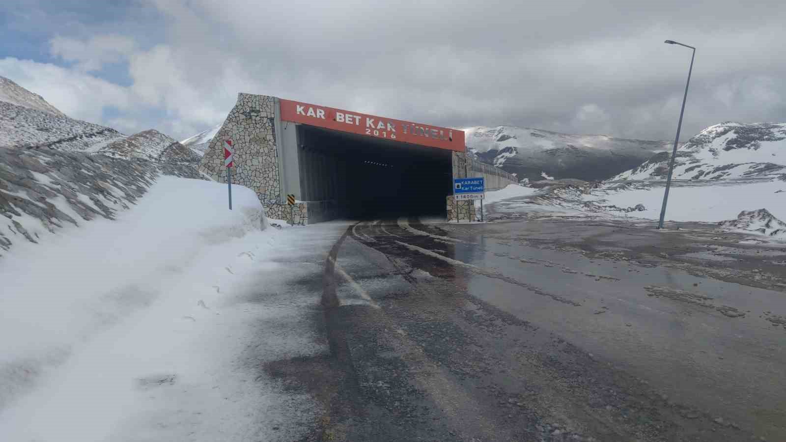 Van’da dağların zirvesinde kar, ovalarında çiçek
?v=1