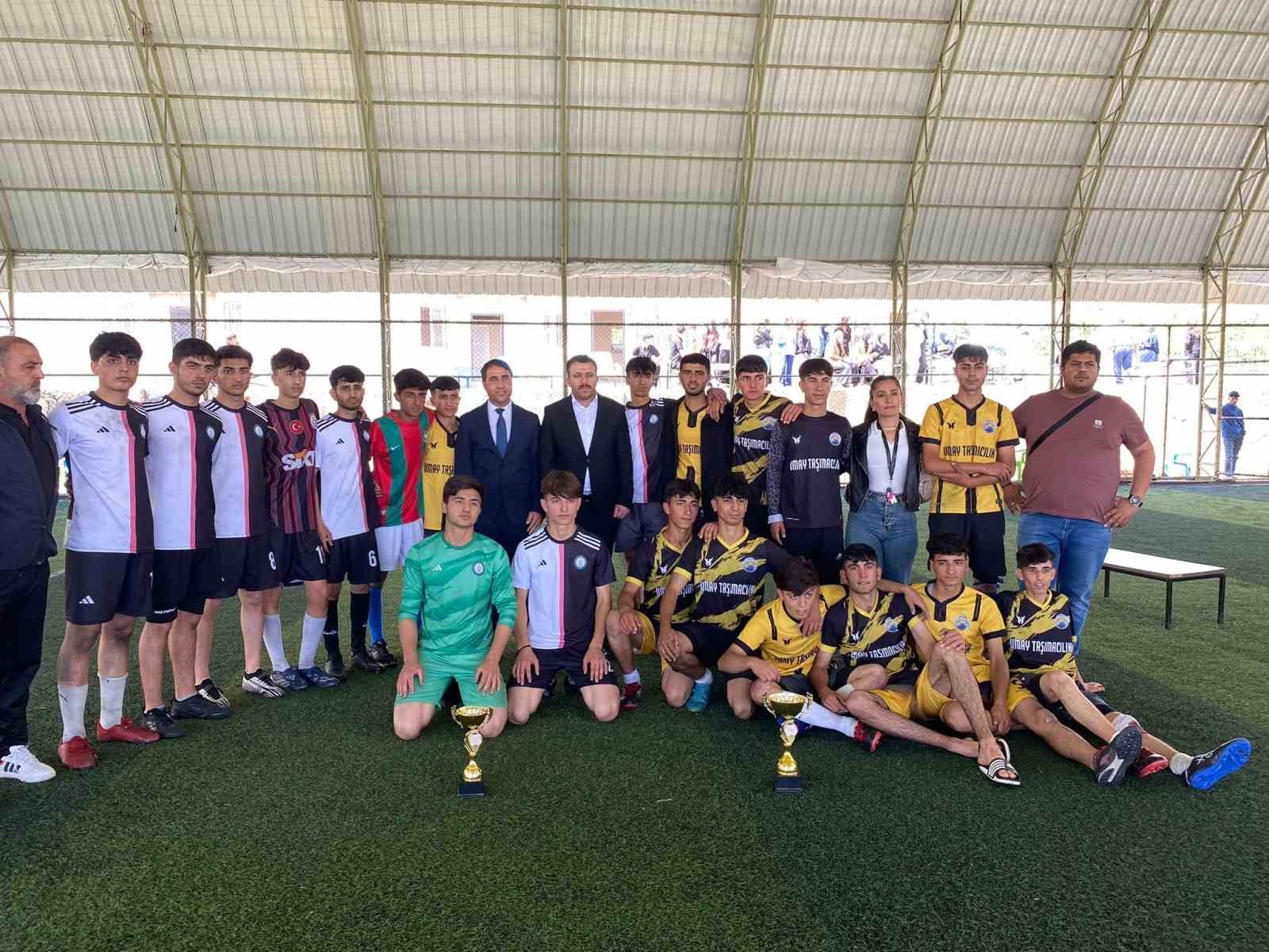 Liseler arası futbol turnuvası birincisi kupasını Kaymakam Yurdagül’den aldı
?v=1