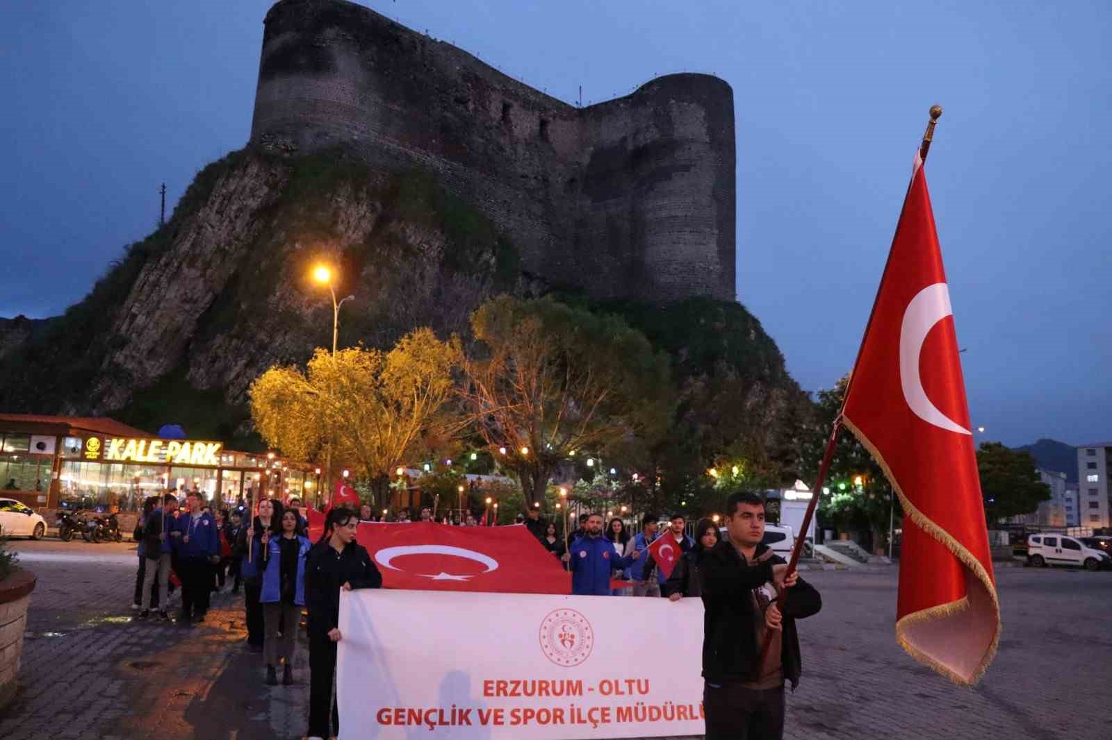 Gençler meşalelerle yürüdü
?v=1
