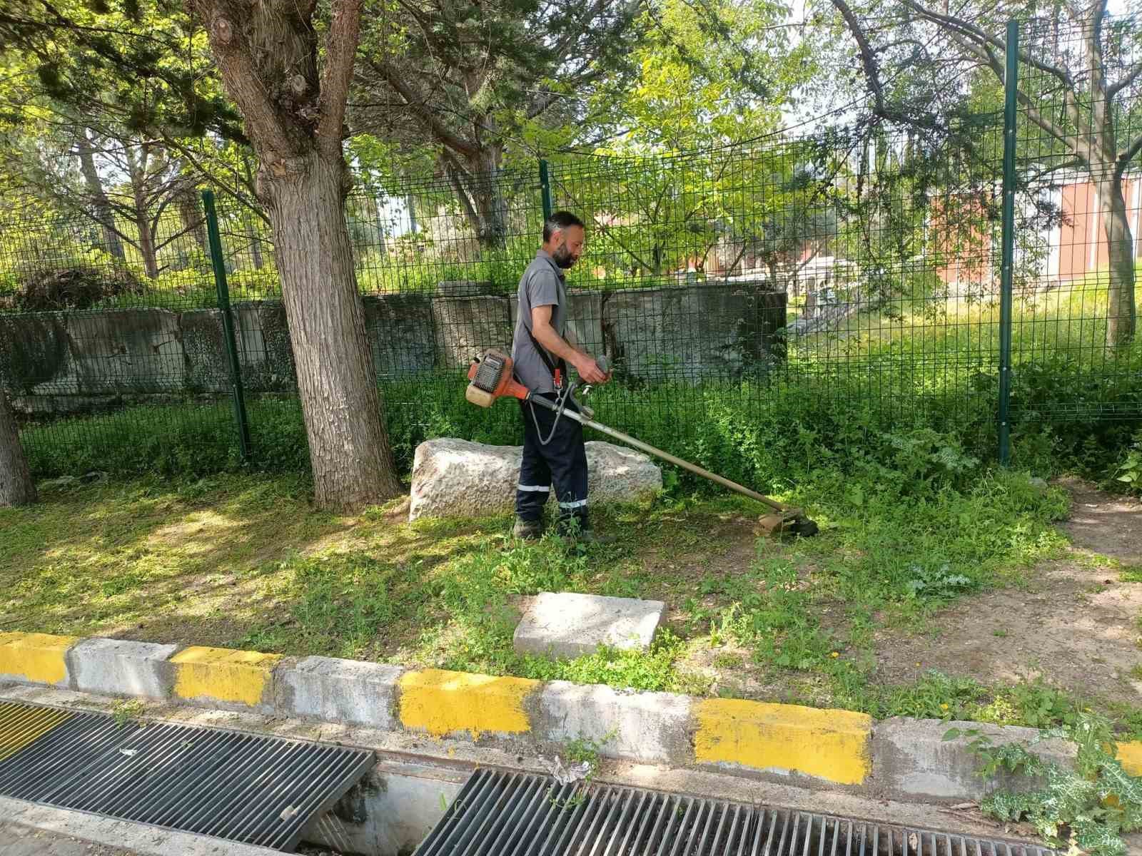 Karacasu Belediyesi ekipleri temizlik çalışmalarında hız kesmiyor
?v=1