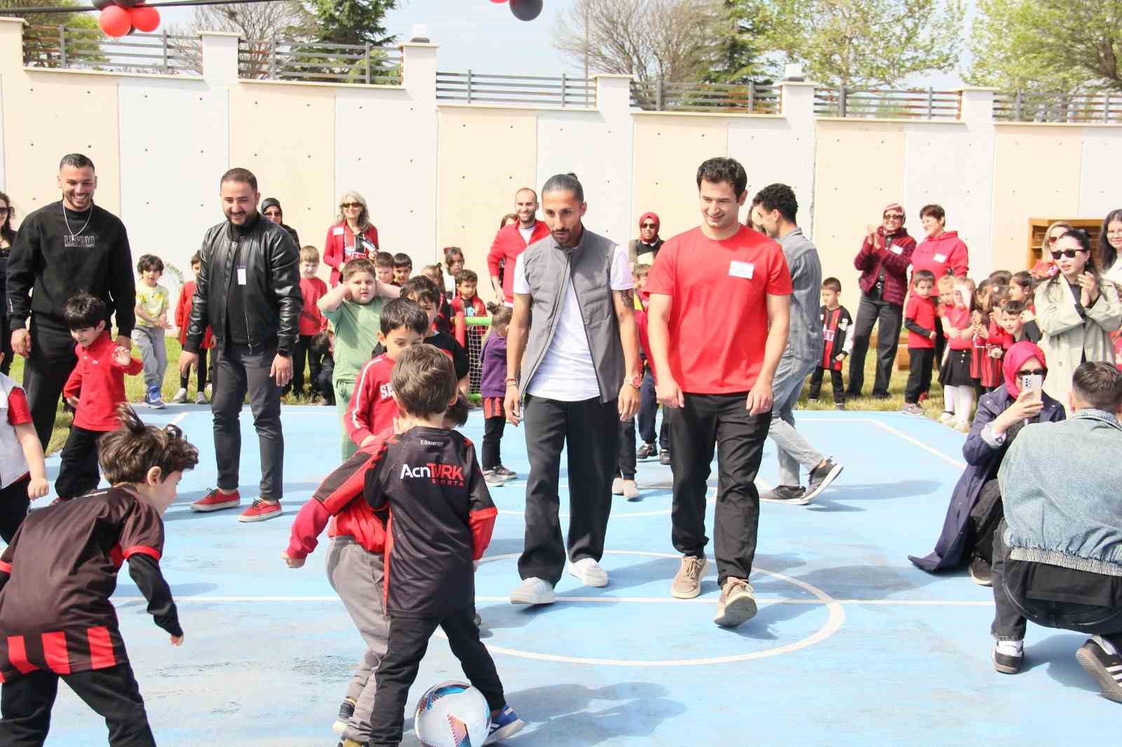 Eskişehirspor futbolcuları özel öğrencileri ziyaret etti
?v=1