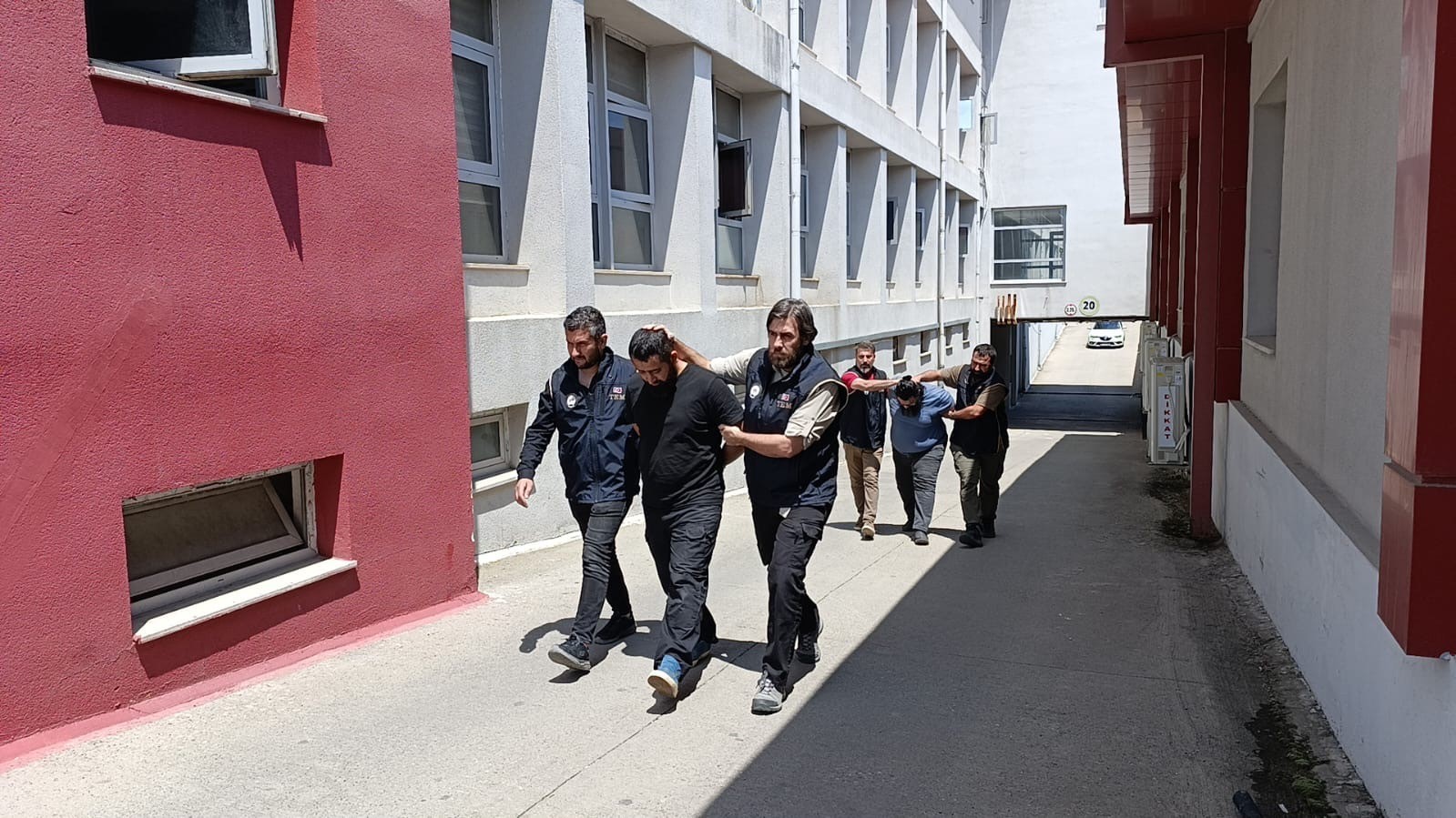 DEAŞ’a 3 milyon TL aktaran 2 şüpheli tutuklandı
